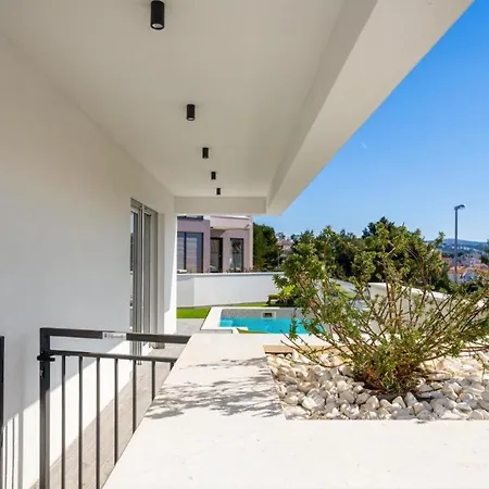 Apartmán Luxury Two-Floor Apartment With Private Heated Pool, Garden And Sea View 2 *