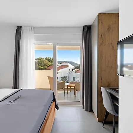 Apartmán Luxury Two-Floor Apartment With Private Heated Pool, Garden And Sea View 2 *